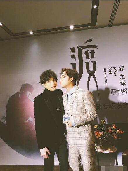 薛之谦最新专辑图，小巷音乐宝藏与独特风味小店的魅力展现